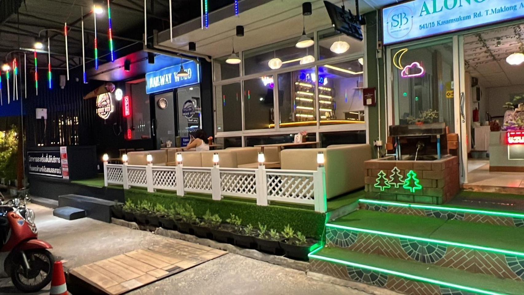 Alongkorn Hotel By Sb Samut Songkhram Exterior photo